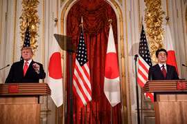 Trong ảnh: Thủ tướng Nhật Bản Shinzo Abe (phải) và Tổng thống Mỹ Donald Trump trong cuộc họp báo sau hội đàm tại Tokyo ngày 27/5/2019. (Nguồn: AFP/TTXVN)