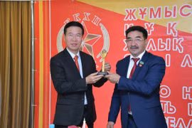 Trong ảnh: Bí thư Trung ương Đảng Cộng sản Nhân dân Kazakhstan, đồng chí Akhmetbekov Zhambyl tặng quà lưu niệm đồng chí Võ Văn Thưởng. (Ảnh: Duy Trinh - TTXVN/Vietnam+)