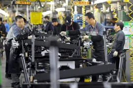 Công nhân làm việc tại một nhà máy sản xuất ô tô ở Pyeongtaek, Hàn Quốc. (Nguồn: AFP/TTXVN)