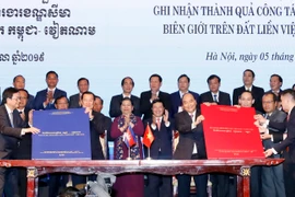 Trong ảnh: Thủ tướng Nguyễn Xuân Phúc và Thủ tướng Campuchia Samdech Techo Hun Sen chứng kiến Lễ ký Phụ lục bản đồ đính kèm Nghị định thư Phân giới cắm mốc biên giới đất liền giữa Cộng hoà XHCN Việt Nam và Vương quốc Campuchia. (Ảnh: Thống Nhất - TTXVN)