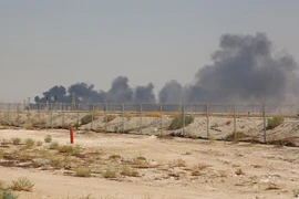 Trong ảnh: Khói bốc lên từ cơ sở lọc dầu của Aramco tại Abqaiq, Saudi Arabia, sau vụ tấn công ngày 14/9/2019. (Nguồn: AFP/TTXVN)