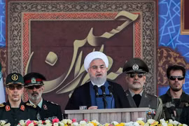 Trong ảnh: Tổng thống Iran Hassan Rouhani (giữa) phát biểu tại lễ diễu binh kỷ niệm cuộc chiến tranh Iran - Iraq, tại Tehran ngày 22/9/2019. (Nguồn: AFP/TTXVN)