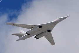 Nga điều 2 máy bay ném bom chiến lược Tu-160 tới Nam Phi