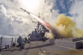 Trong ảnh (tư liệu): Tên lửa Harpoon được phóng từ tàu khu trục USS Fitzgerald của Mỹ trong cuộc tập trận bắn đạn thật trên biển gần Guam. (Nguồn: AFP/TTXVN)