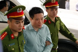 Bị can Hà Văn Thắm (giữa). (Ảnh: Văn Điệp/TTXVN)