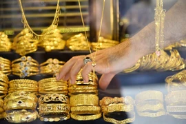 Trong ảnh: Các sản phẩm thủ công chế tác từ vàng được bày bán tại một khu chợ ở thành phố Gaza ngày 8/7/2019. (Nguồn: THX/TTXVN)