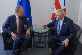 Trong ảnh: Chủ tịch Hội đồng châu Âu Donald Tusk (trái) trong cuộc gặp Thủ tướng Anh Boris Johnson bên lề khóa họp Đại hội đồng LHQ tại thành phố New York, Mỹ ngày 23/9/2019. (Nguồn: AFP/TTXVN)