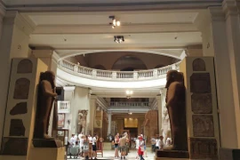 Du khách quốc tế đến thăm bảo tàng ở thủ đô Cairo của Ai Cập. (Ảnh: Anh Tuấn - TTXVN/Vietnam+)