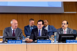 Đại sứ Dương Chí Dũng - Chủ tịch Đại hội đồng WIPO (ngồi giữa) và Tổng Giám đốc Tổ chức Sở hữu Trí tuệ Thế giới Francis Gurry. (Ảnh: Tố Uyên/TTXVN)
