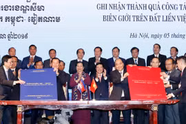 Trong ảnh: Thủ tướng Nguyễn Xuân Phúc và Thủ tướng Campuchia Samdech Techo Hun Sen chứng kiến Lễ ký Phụ lục bản đồ đính kèm Nghị định thư Phân giới cắm mốc biên giới đất liền giữa Cộng hoà XHCN Việt Nam và Vương quốc Campuchia. (Ảnh: Thống Nhất - TTXVN)