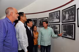 Đoàn đại biểu Hội Nhà báo Việt Nam tham quan triển lãm ảnh “Chủ tịch Hồ Chí Minh với Cuba”. (Ảnh: Lê Hà - TTXVN/Vietnam+)