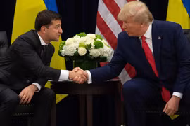 Trong ảnh: Tổng thống Ukraine Volodymyr Zelensky (trái) và Tổng thống Mỹ Donald Trump tại cuộc gặp ở New York ngày 25/9/2019. (Nguồn: AFP/TTXVN)