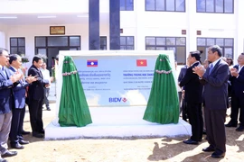 Các đại biểu cắt băng khánh thành trường Trung học Dakchueng. (Ảnh: Phạm Kiên/TTXVN)