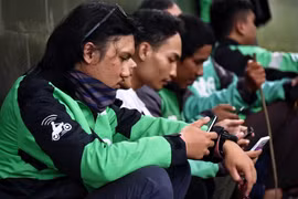 Lái xe Grab trên một đường phố ở Jakarta, Indonesia. (Nguồn: AFP/TTXVN)
