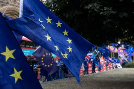 Người biểu tình Anh tuần hành về vấn đề Brexit bên ngoài Hạ viện ở thủ đô London, ngày 3/9/2019. (Nguồn: THX/TTXVN)