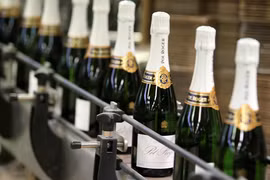 Sản phẩm rượu vang tại một nhà máy ở Epernay, miền đông nước Pháp. (Nguồn: AFP/TTXVN)