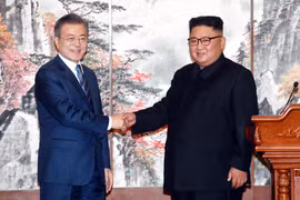 Trong ảnh (tư liệu): Nhà lãnh đạo Triều Tiên Kim Jong-un (phải) và Tổng thống Hàn Quốc Moon Jae-in tại hội nghị thượng đỉnh liên Triều lần thứ 3 ở Bình Nhưỡng ngày 19/9/2018.(Nguồn: AFP/ TTXVN)