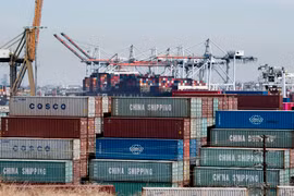 Hàng hóa từ Trung Quốc và các nước châu Á khác chờ bốc dỡ tại Cảng Los Angeles, bang California, Mỹ. (Nguồn: AFP/TTXVN)