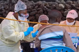 EU sẽ cấp phép cho vaccine đầu tiên trên thế giới phòng Ebola 