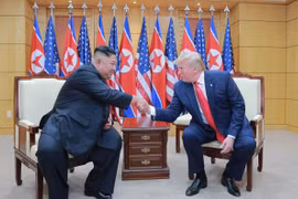 Trong ảnh: Tổng thống Mỹ Donald Trump (phải) và nhà lãnh đạo Triều Tiên Kim Jong-un trong cuộc gặp thượng đỉnh tại làng đình chiến Panmunjom trong Khu phi quân sự (DMZ) ngày 30/6/2019. (Nguồn: AFP/TTXVN)