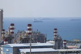 Giá dầu thế giới đi lên sau cam kết cân bằng thị trường của OPEC