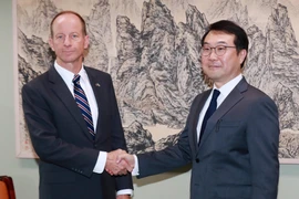 Trợ lý Ngoại trưởng Mỹ phụ trách khu vực Đông Á và Thái Bình Dương David Stilwell (trái). (Nguồn: Yonhap/TTXVN)