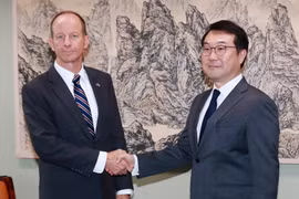 Trợ lý Ngoại trưởng Mỹ phụ trách khu vực Đông Á và Thái Bình Dương David Stilwell (trái). (Nguồn: Yonhap/TTXVN)