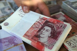 Moody's cảnh báo có thể hạ xếp hạng nợ công của Anh