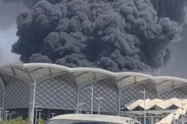 Khói đen bốc lên từ hiện trường vụ hỏa hoạn tại ga tàu cao tốc Haramain ở thành phố ven biển Jeddah, Saudi Arabia ngày 29/9/2019. (Nguồn: Teller Report/TTXVN)
