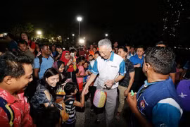 Thủ tướng Singapore Lý Hiển Long tham dự lễ hội trung thu. (Nguồn: Straitstimes)