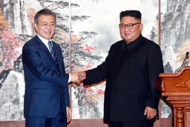 Trong ảnh (tư liệu): Nhà lãnh đạo Triều Tiên Kim Jong-un (phải) và Tổng thống Hàn Quốc Moon Jae-in tại hội nghị thượng đỉnh liên Triều lần thứ 3 ở Bình Nhưỡng ngày 19/9/2018. (Nguồn: AFP/TTXVN)