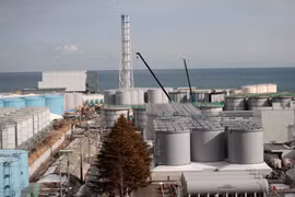 Trong ảnh: Lò phản ứng số 4 (trái) của nhà máy điện hạt nhân Fukushima ở Okuma, Fukushima, Nhật Bản. (Nguồn: AFP/TTXVN)