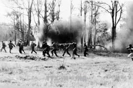 Quân giải phóng truy kích địch trong trận tiến công ngày 2/1/1968 tại khu vực Bà Chiêm, Tây Ninh. (Ảnh: TTXVN)