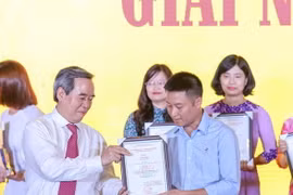 Phó Tổng Biên tập VietnamPlus Nguyễn Hoàng Nhật đại diện báo nhận giải (Ảnh: Minh Sơn/Vietnam+)