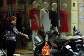 Người dân đốt vàng mã trước cửa nhà gây ô nhiễm môi trường và mất an toàn cháy nổ. (Ảnh minh họa: TTXVN) 