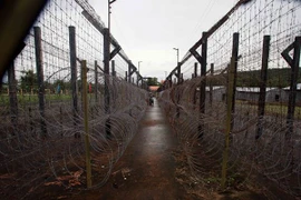 Hàng rào dây thép gai nhiều lớp ở những khu trại giam trong nhà tù Phú Quốc. (Ảnh chỉ mang tính chất minh họa. Nguồn: TTXVN)