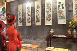 Trưng bày tranh dân gian tại đình Kim Ngân, Hà Nội. (Ảnh: TTXVN)