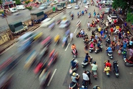 Tác phẩm "Câu chuyện dưới lòng đường" - giải Ba hạng mục Ảnh đơn cuộc thi ảnh "Người Hà Nội ứng xử thanh lịch, văn minh năm 2017." (Ảnh: BTC)