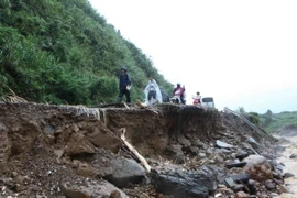 Mưa lũ gây sạc đường tại tỉnh Lai Châu. (Ảnh: Quý Trung/TTXVN)