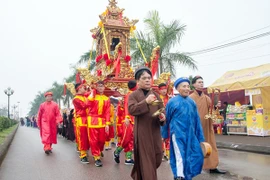 Nghi lễ rước kiệu Ngọc Lộ khai hội đền Trần (Nam Định). (Ảnh: TTXVN)