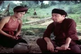 Nghệ sỹ Đoàn Dũng (phải) với vai Đề Thám trong phim 'Thủ lĩnh áo nâu.' 