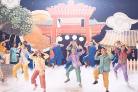 Nhiều gương mặt nổi bật của sân chơi "Giọng hát Việt nhí" qua năm mùa giải cùng hội ngộ trong MV "Rước đèn tháng Tám." 