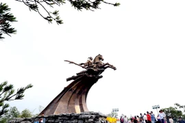 Tượng đài Thánh Gióng trong ngày khai hội Lễ hội Gióng đền Sóc (Hà Nội) năm 2017. (Ảnh chỉ mang tính min họa: TTXVN)