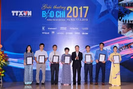 Tổng Giám đốc Thông tấn xã Việt Nam, Nguyễn Đức Lợi trao giải A cho các tác giả. (Ảnh: Minh Sơn/Vietnam+)