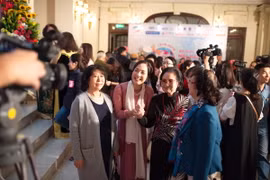 Nghệ sỹ nhân dân Lê Khanh (khăn trắng) rạng rỡ trong buổi lễ kỷ niệm 40 năm thành lập Nhà hát Tuổi Trẻ. (Ảnh: PV/Vietnam+)