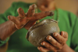 Đồng bào dân tộc Chăm dùng đôi tay khéo léo để tạo nên các dòng sản phẩm với mẫu mã đa dạng. (Ảnh minh họa: TTXVN)