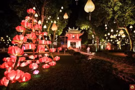 Văn Miếu-Quốc Tử Giám lung linh trong chương trình "Thu vọng nguyệt 2017." (Ảnh: BTC)