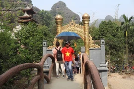 Việc xây dựng các công trình kiên cố gây ảnh hưởng đến cảnh quan vùng lõi quần thể Di sản Văn hóa và thiên nhiên thế giới Tràng An. (Ảnh: TTXVN)