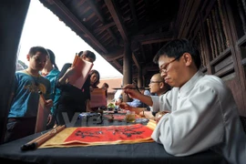 55 "ông đồ" đã trải qua kỳ thi sát hạch của ban tổ chức. (Ảnh minh họa: Vietnam+)