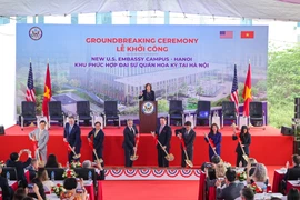 Ngoại trưởng Mỹ Antony Blinken và Bộ trưởng Ngoại giao Bùi Thanh Sơn cùng các đại diện tham dự lễ khởi công. (Ảnh: Minh Sơn/Vietnam+)